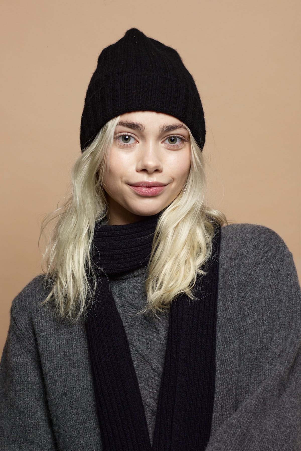 Front portrait of female wearing lamsbwool beanie hat in black 