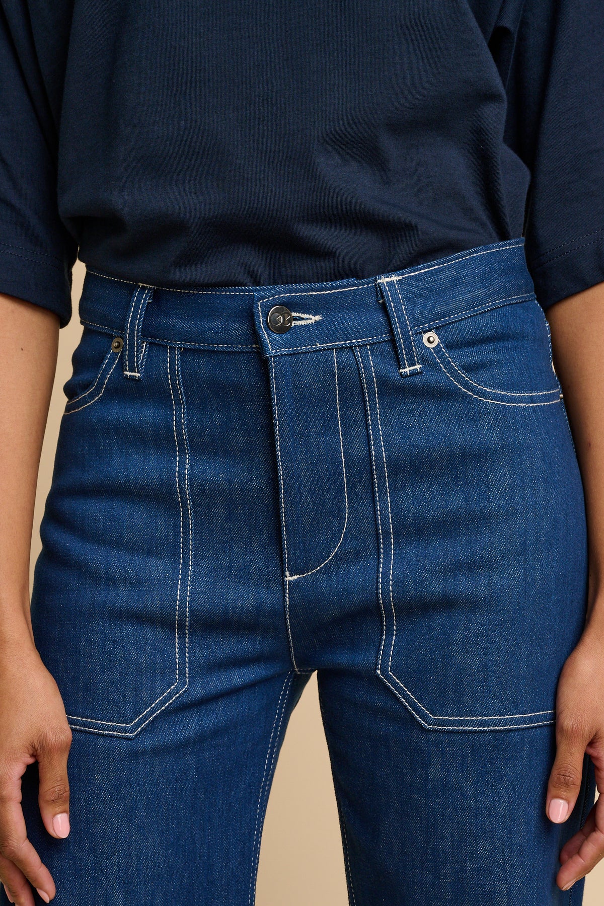 Woman wearing blue jeans.